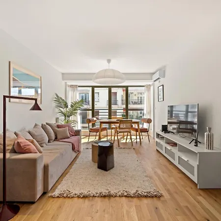 Stunning & Bright - 2 Bedrooms - Parking Wifi/ac Apartment *