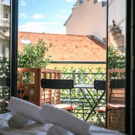 Stunning & Bright - 2 Bedrooms - Parking Wifi/ac