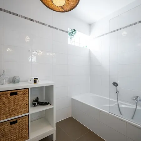 Stunning & Bright - 2 Bedrooms - Parking Wifi/ac Nice