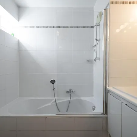 Stunning & Bright - 2 Bedrooms - Parking Wifi/ac Nice